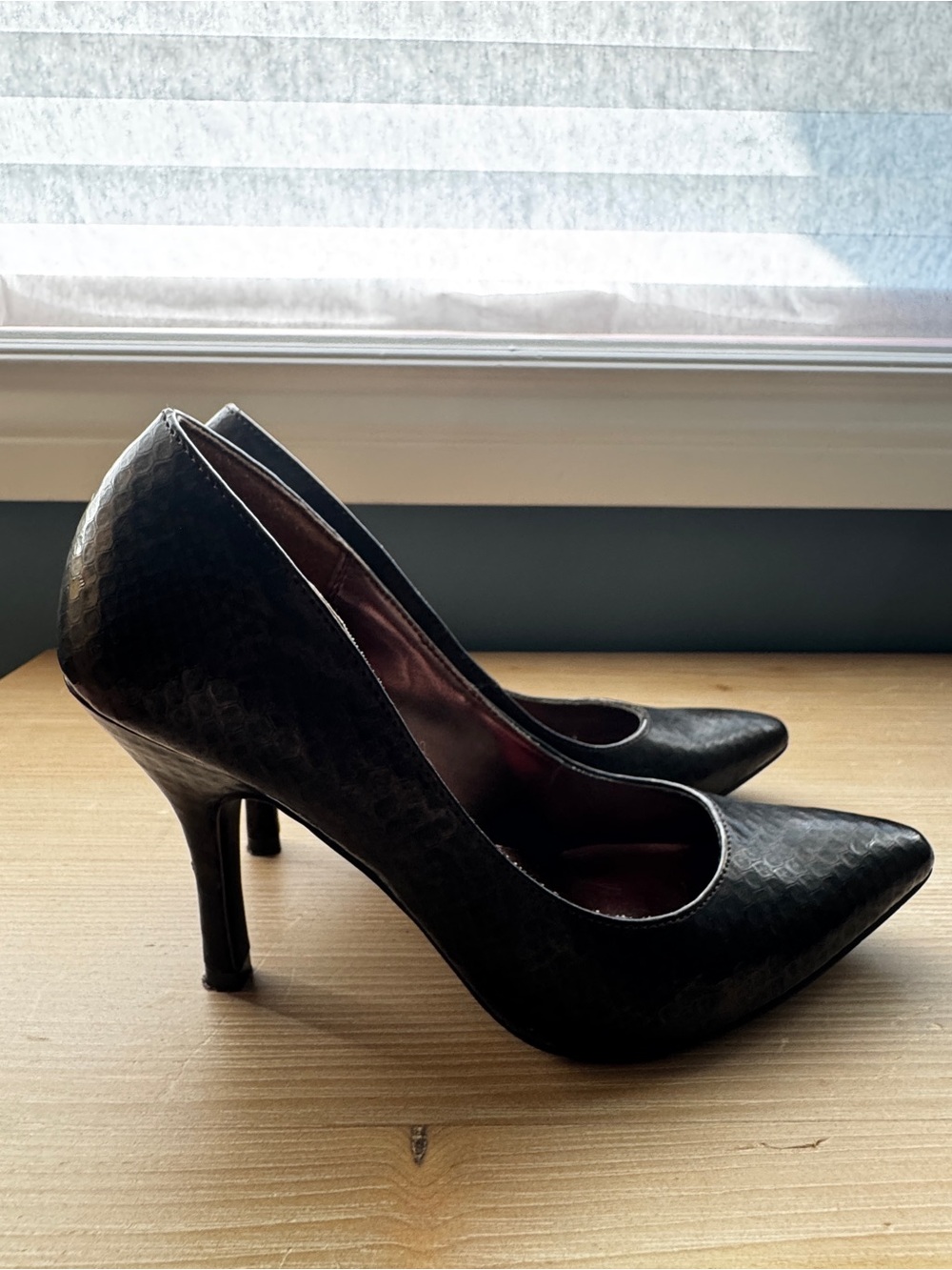 Rampage Black Snakeskin-Textured Pointed Pumps